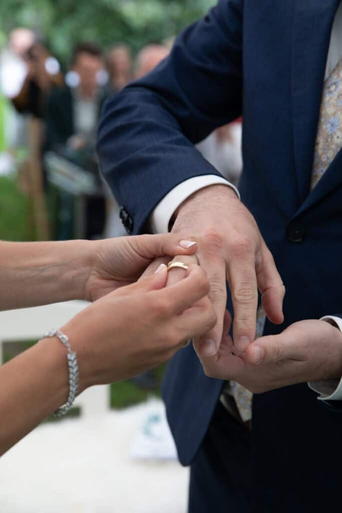 Bruiloft fotografie door trouwfotograaf FotostudioSas. Trouwringen geven