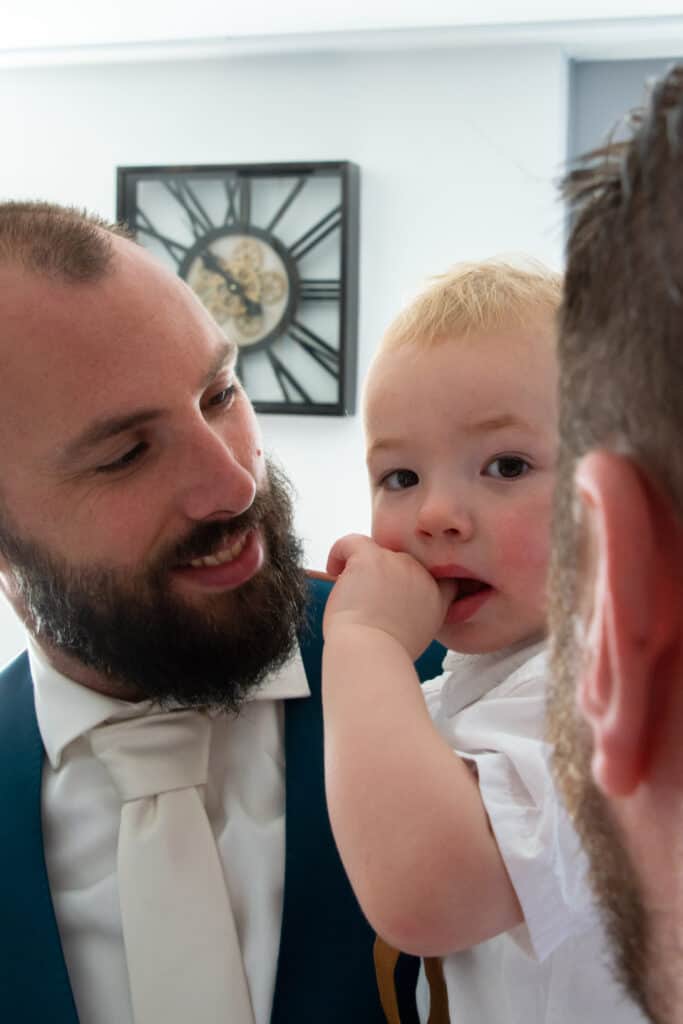 Bruiloft fotografie door trouwfotograaf FotostudioSas. Bruidegom en zoon